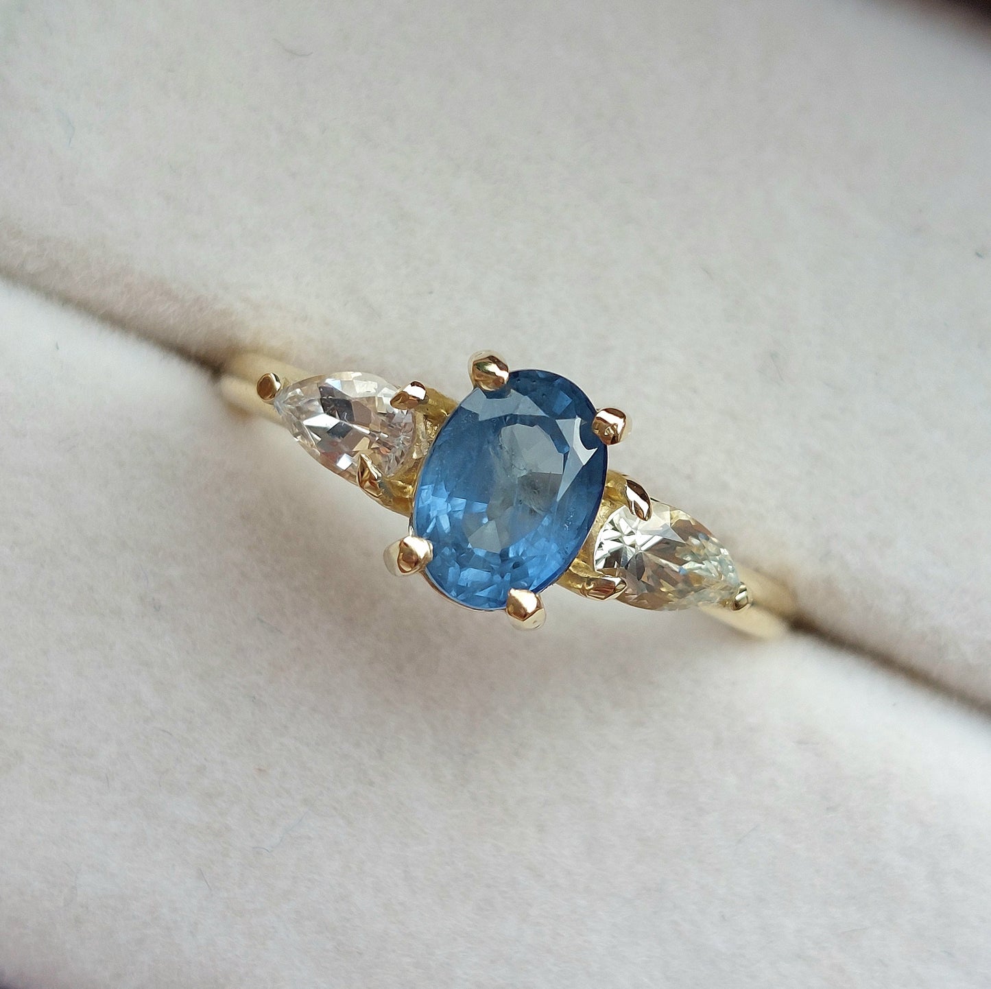 Elizabeth - yellow gold with sapphires