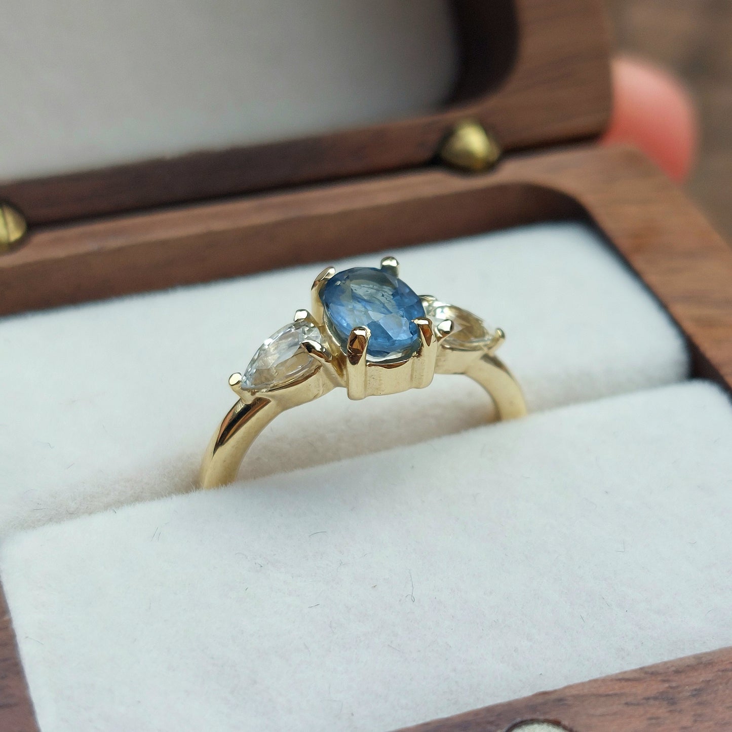 Elizabeth - yellow gold with sapphires