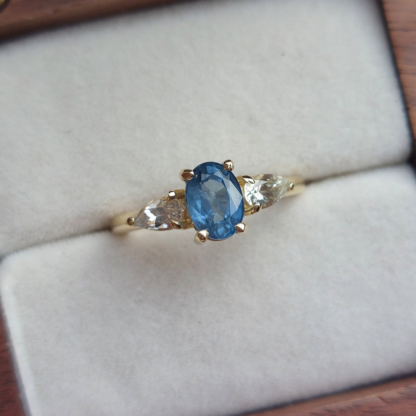 Elizabeth - yellow gold with sapphires
